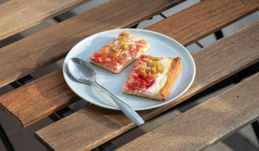 Fit ciasto z rabarbarem – pomysł na smaczne popołudnie