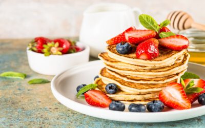 Przepis na pancakes z czekoladą, owocami i jogurtem naturalnym