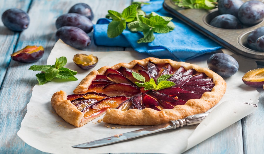 Fit tarta ze śliwkami to pyszny deser na przełom lata i jesieni